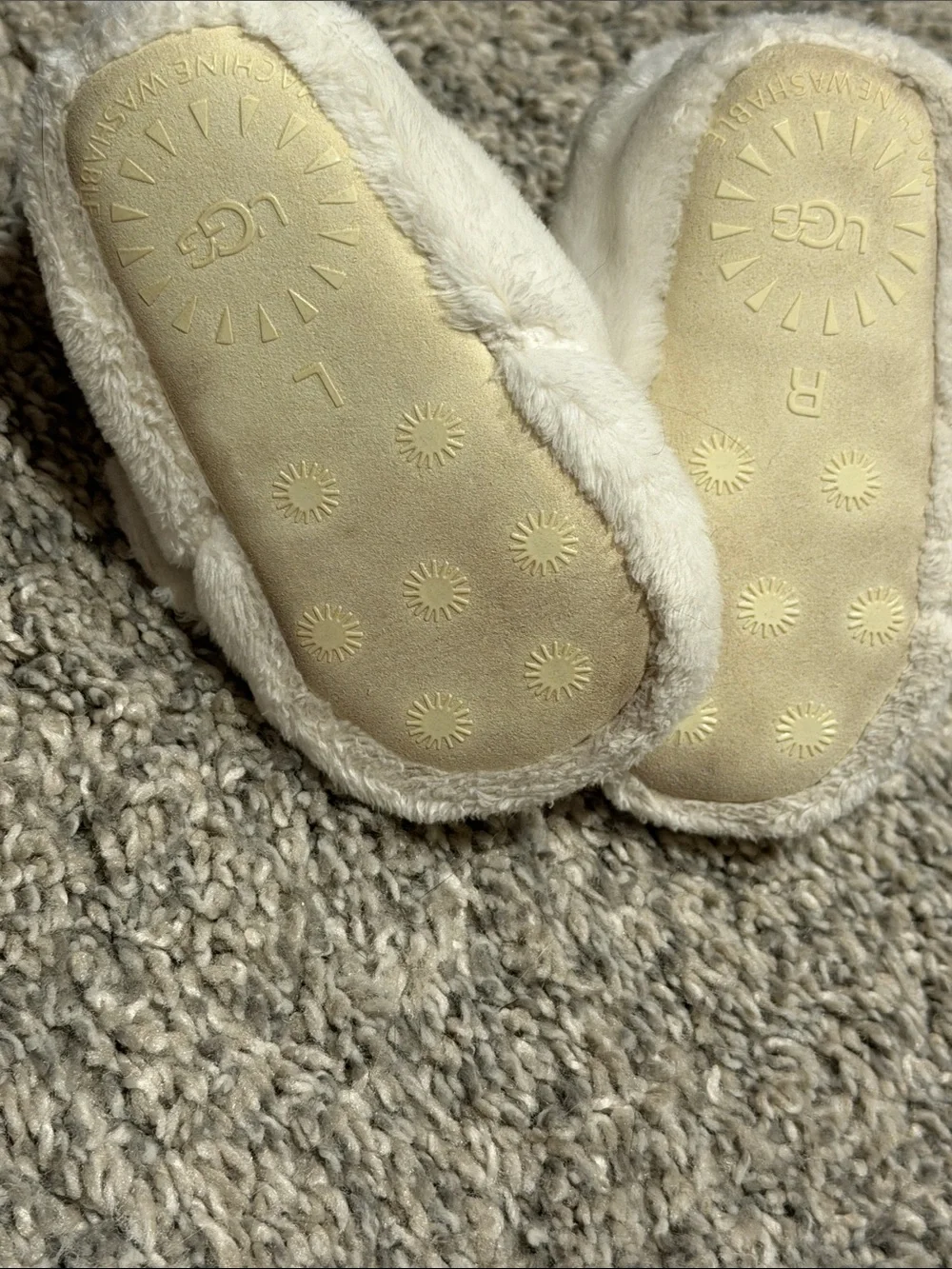 UGG infant Slippers - white - size 2/3.